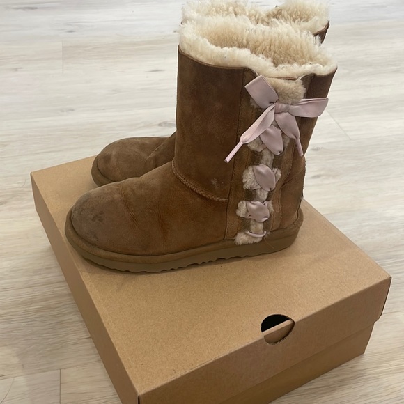 Girls Bailey Bow Ugg Boots - Picture 1 of 7